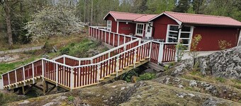 Charming 2-bedroom house with 6 beds , free WiFi near Vättern in Åmmeberg
