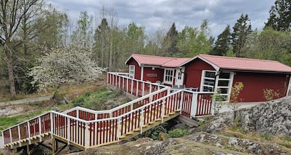 Charming 2-bedroom house with 6 beds , free WiFi near Vättern in Åmmeberg