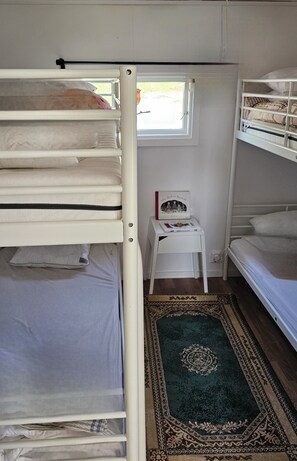 2 bedrooms, travel cot, free WiFi, bed sheets