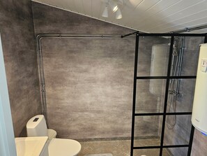 Douche, séchoir à cheveux, serviettes fournies, savon