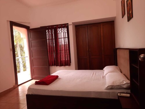 TRV Stays- OPP Mascot Hotel -9 Beds 6 Bath