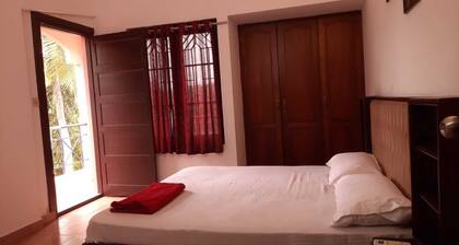 TRV Stays- OPP Mascot Hotel -9 Beds 6 Bath