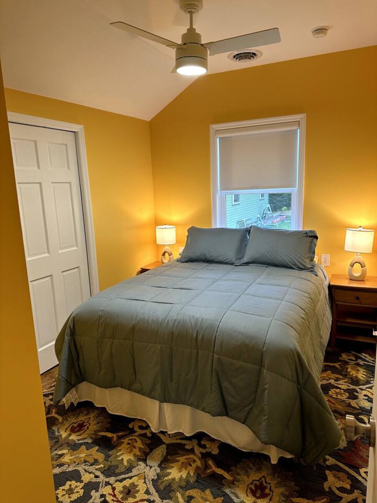 2 sovrum, skrivbord, strykjärn/strykbräda och resesäng