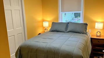 2 chambres, bureau, fer et planche Ă repasser, lit parapluie