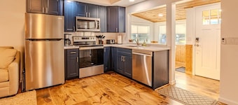 Lake George Luxury Cabin (2 bed/1 bath)