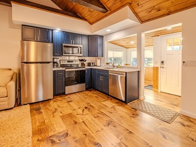 Lake George Luxury Cabin (2 bed/1 bath)