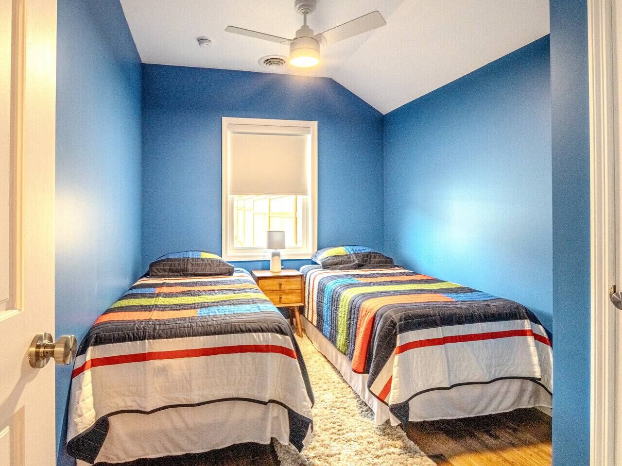 2 camere, una scrivania, ferro/asse da stiro, culla da viaggio