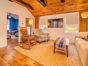 Smart TV - Lake George Luxury Cabin (2 bed/1 bath) (Lake George)