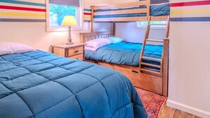 2 soverom, skrivebord, strykejern/-brett og reiseseng for barn