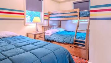 2 chambres, bureau, fer et planche Ă repasser, lit parapluie