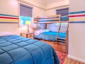 2 chambres, bureau, fer et planche à repasser, lit parapluie