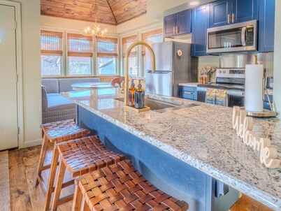 Lake George Luxury Cabin (2 bed/2 bath)