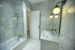 Haartrockner, Handtücher, Toilettenpapier