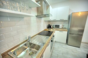 Fridge, microwave, oven, dishwasher - Elegant 2 bedroom apartment in Sliema LMIF1-1 (Sliema)