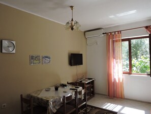 Dining - Charming Apartment 2,-bedroom apartment in terrific Novalja with WiFi, AC (Novalja)