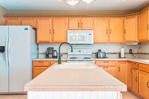 Microondas, horno, placa de cocina, lavavajillas