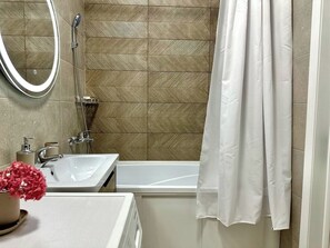 Haartrockner, Handtücher, Seife, Toilettenpapier