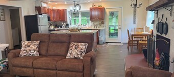 Charming 3-bedroom farmhouse with Hot Tub, WiFi and Fire Pit. Close to RRG