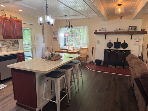 Charming 3-bedroom farmhouse with Hot Tub, WiFi and Fire Pit. Close to RRG