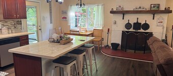 Charming 3-bedroom farmhouse with Hot Tub, WiFi and Fire Pit. Close to RRG