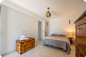 5 bedrooms, iron/ironing board, WiFi, bed sheets