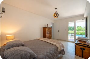 5 bedrooms, iron/ironing board, WiFi, bed sheets
