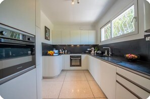 Micro-ondes, four, plaque de cuisson, lave-vaisselle
