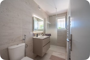 Shower, hair dryer, towels, soap - Magnificent villa with breathtaking sea view and beaches on foot (Roquebrune-sur-Argens)