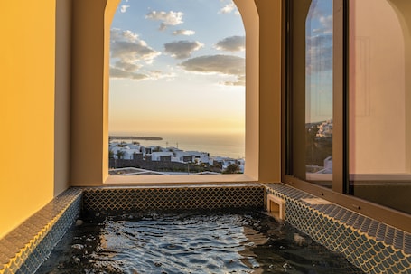 Suíte luxo, sacada, vista para o mar | Vista para praia/oceano. Niabelon Suites