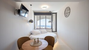 Junior-svíta - svalir - sjávarsýn | Öryggishólf í herbergi, myrkratjöld/-gardínur, straujárn/strauborð