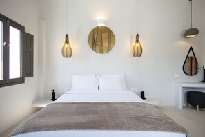 Luxury Suite, Sea View | Peralatan tempat tidur premium, peti besi dalam bilik 
