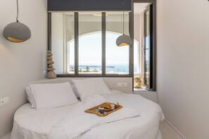 Junior-svíta - svalir - sjávarsýn | Öryggishólf í herbergi, myrkratjöld/-gardínur, straujárn/strauborð