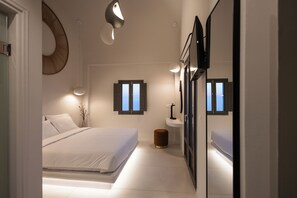 Deluxe-sviitti, parveke, merinäköala | Ylelliset vuodevaatteet, tallelokero huoneessa, pimennysverhot
