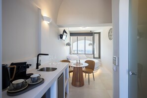 Junior Suite, Balcony, Sea View | Peralatan tempat tidur premium, peti besi dalam bilik 