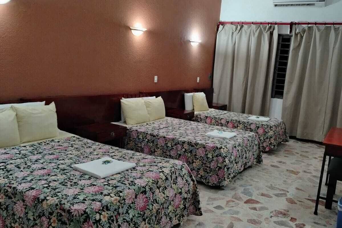 Escritorio, espacio para trabajar con laptop y wifi gratis