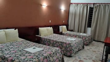 Habitación familiar, vista a la ciudad | Escritorio, espacio para trabajar con laptop y wifi gratis