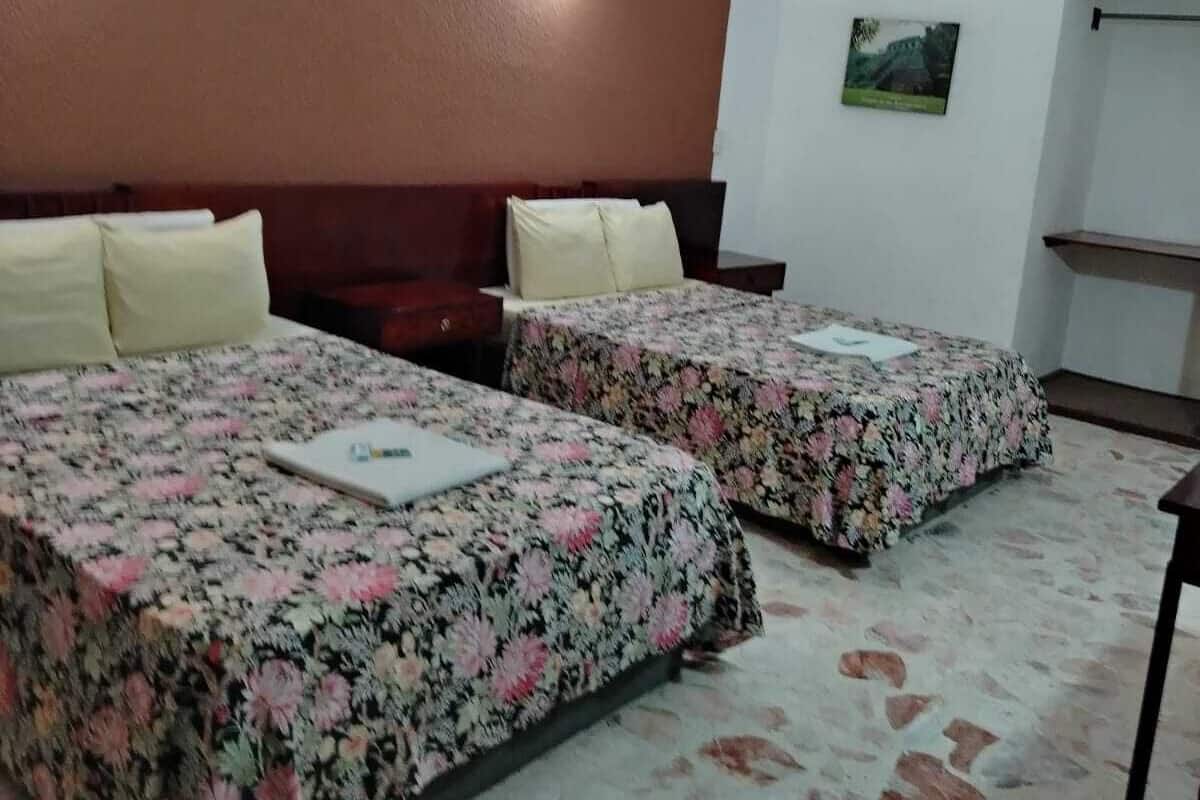 Economy-Vierbettzimmer, Balkon, Stadtblick