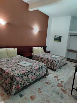 Habitación cuádruple económica, balcón, vista a la ciudad | Escritorio, espacio para trabajar con laptop y wifi gratis 