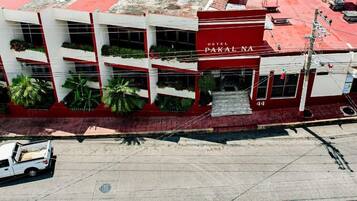 Vista frontal de la propiedad