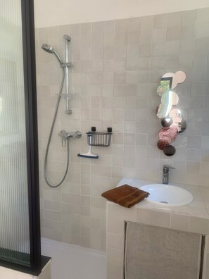 Regadera, secadora de cabello, toallas, papel de baño