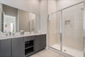 Dusche, Haartrockner, Shampoo
