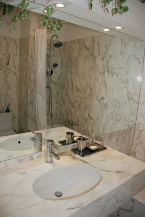 Sèche-cheveux, serviettes fournies, papier toilette