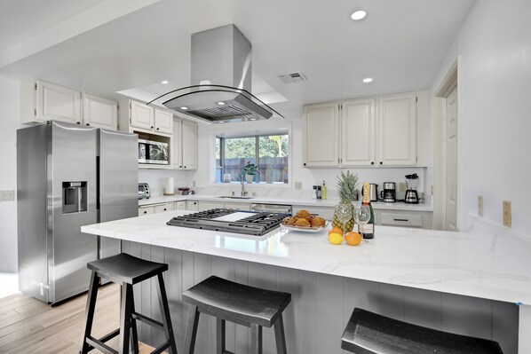 Réfrigérateur, micro-ondes, four, plaque de cuisson