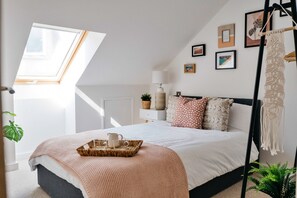4 habitaciones y tabla de planchar con plancha