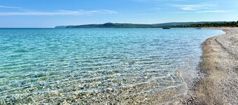 Charming Bear Hollow: Walk to beach or Glen Arbor