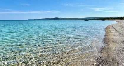 Charming Bear Hollow: Walk to beach or Glen Arbor