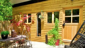 House | Exterior - Cabin in New Forest With Private Woodland (Romsey)