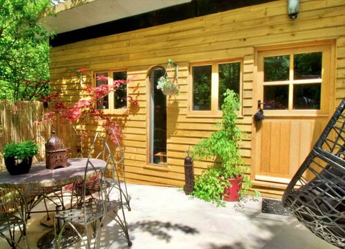 Cabin in New Forest With Private Woodland