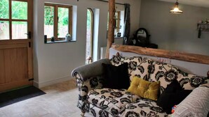 House | Living room - Cabin in New Forest With Private Woodland (Romsey)