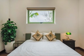 2 chambres, coffre-fort, bureau, fer et planche à repasser